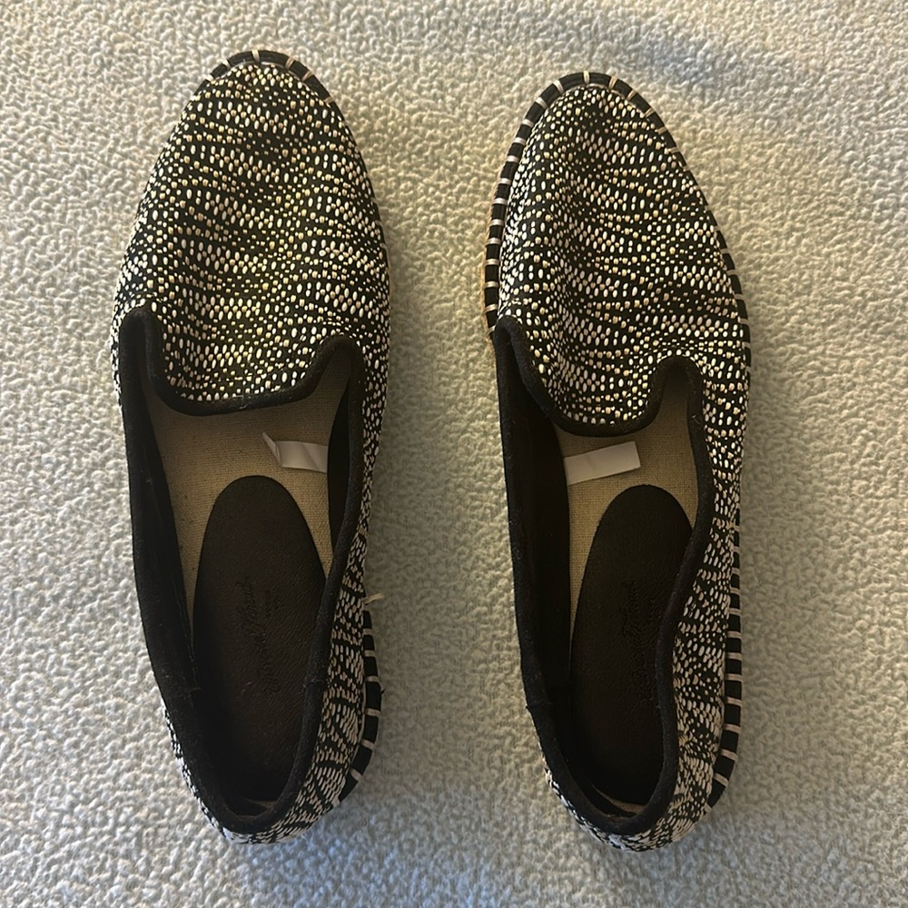 Universal Thread Black, White & Beige Woven Slides